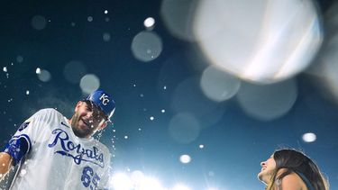 Noah Cameron, de los Reales de Kansas City, es empapado por sus compañeros, después de la victoria sobre los Mellizos de Minnesota, el miércoles 5 de agosto de 2026 (AP Foto/Charlie Riedel)