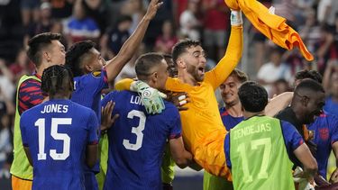 El portero de la selección de Estados Unidos, Matt Turner (1), es felicitado por sus compañeros después de parar dos penaltis en la tanda de desempate en los cuartos de final en partido de fútbol de la Copa Oro de CONCACAF frente a Canadá, el domingo 9 de julio de 2023, en Cincinnati. Estados Unidos jugará semifinales ante Panamá y México contra Jamaica, el próximo miércoles por el pase a la final. (AP Foto/Michael Conroy)