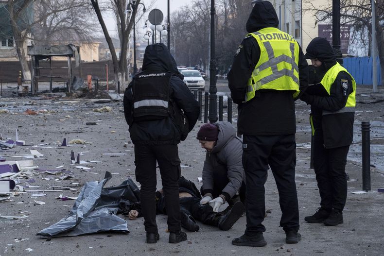 Policías ante el cuerpo de un hombre que murió durante un ataque ruso en Kiev, Ucrania, el 12 de febrero del 2025. (AP foto/Alex Babenko)