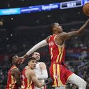 Young anota 30, Hawks remontan para derrotar a Clippers