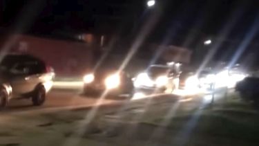 Imagen tomada de video suministrado por Viral Tonganz que muestra vehículos rodando luego que un sismo de magnitud 7,1 sacudió a Tonga, en el océano Pacífico (Viral Tonganz via AP)