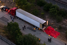 Aumentan a 51 los migrantes muertos hallados en un camión en San Antonio, Texas