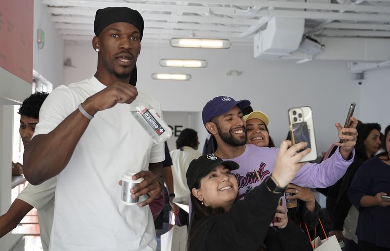Jimmy Butler, del Heat de Miami, recorre su tienda de café BIGFACE en la inauguración del Distrito de Diseño de Miami, durante la Semana del Arte de Miami, el viernes 6 de diciembre de 2024. (AP Foto/Lynne Sladky)