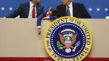 El vicepresidente JD Vance, izquierda, el presidente Donald Trump, derecha, y el hijo de Vance, Vivek, miran un desfile bajo techo por la investidura presidencial, el lunes 20 de enero de 2025, en Washington. (AP Foto/Matt Rourke)