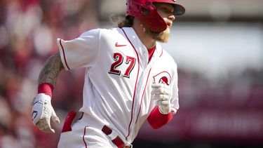 Jake Fraley, de los Rojos de Cincinnati, recorre las bases tras conectar un jonrón solitario en el juego del sábado 22 de julio de 2023, ante los Aiamondbacks de Arizona (AP Foto/Aaron Doster)
