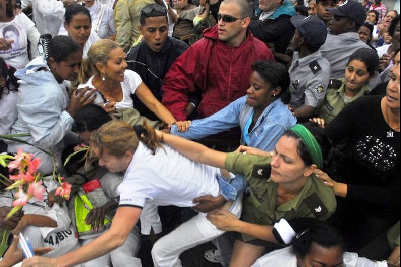 Las Damas de Blanco han sido víctimas habituales de la represión del régimen desde su fundación.