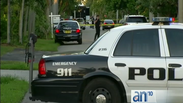 encuentran un cadaver flotando dentro de una piscina