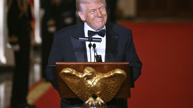El presidente estadounidense Donald Trump ofrece un discurso en la cena de la Asociación Nacional de Gobernadores en la Sala Este de la Casa Blanca, en Washington, el sábado 22 de febrero de 2025.. (Pool via AP)