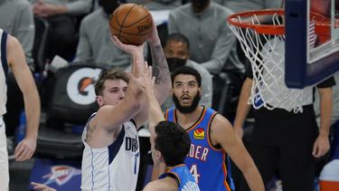 Doncic anota 25 puntos y Mavericks derrotan al Thunder