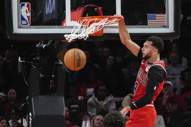 Zach LaVine, base de los Bulls de Chicago, encesta frente a los Hawks de Atlanta, el sábado 9 de noviembre de 2024 (AP Foto/John Bazemore)