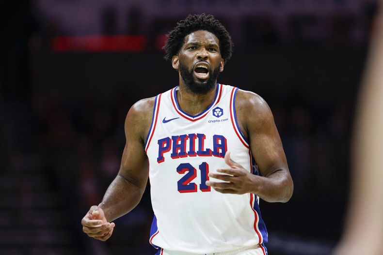 El alero de los 76ers de Filadelfia Joel Embiid discute con un árbitro durante la primera mitad del juego de baloncesto de la NBA ante los Hornets de Charlotte, en Charlotte, Carolina del Norte, el sábado 16 de diciembre de 2023.(AP Foto/Nell Redmond)