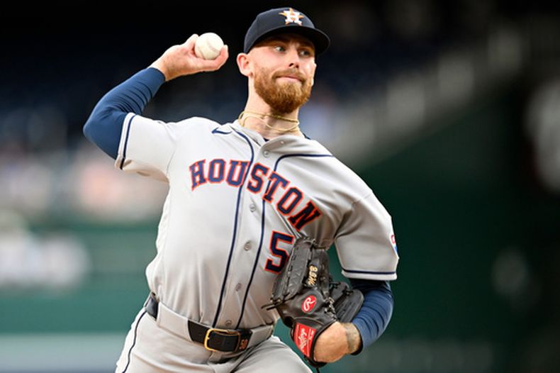 El lanzador abridor de los Astros de Houston, Mike Burrows, lanza durante la primera entrada de un partido de béisbol contra los Nacionales de Washington, el lunes 6 de julio de 2026, en Washington. (Foto AP/John McDonnell)
