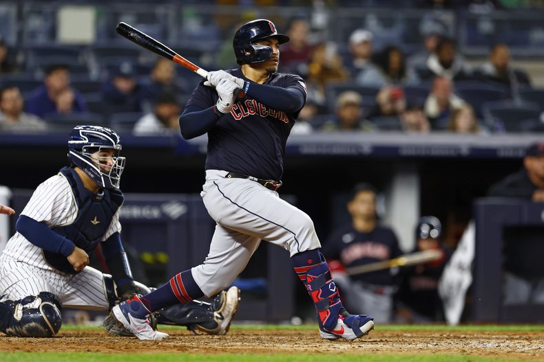 Josh Naylor de los Guardianes de Cleveland conecta un sencillo de dos carreras frente a los Yanquis de Nueva York el lunes 1 de mayo del 2023. (AP Foto/Rich Schultz)