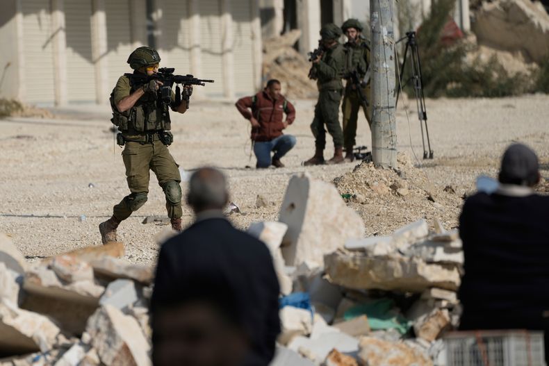 ARCHIVO - Un soldado israelí apunta con su arma para dispersar una protesta que pide el regreso de los palestinos desplazados a sus hogares en el campo de refugiados de Nur Shams, en la ciudad cisjordana de Tulkarem, el 18 de noviembre de 2025. (AP Foto/Majdi Mohammed, archivo)