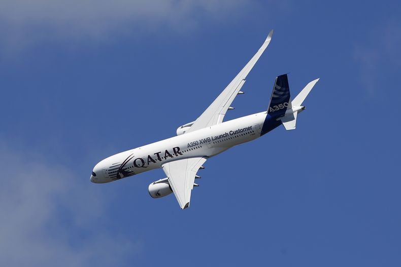Un avi&oacute;n de la compa&ntilde;&iacute;a Airbus, modelo A350 XWB, hace un vuelo de muestra durante la feria internacional del aire de Farnborough en Inglaterra, el lunes 14 de julio de 2014. (Foto de AP/Sang Tan)