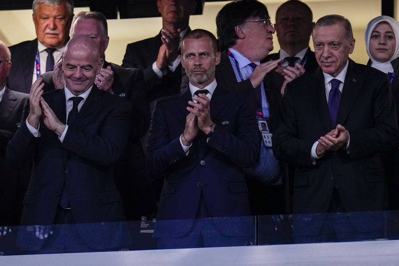 De izquierda a derecha: el presidente de la FIFA, Gianni Infantino; el presidente de la UEFA, Aleksander Ceferin, y el presidente turco Recep Tayyip Erdogan, antes de la final de la Liga de Campeones entre Manchester City e Inter Milan, en el estadio olímpico Ataturk, en Estambul, Turquía, el sábado 10 de junio de 2023. (AP Foto/Manu Fernandez)