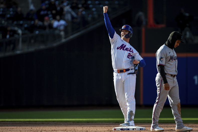 Pete Alonso (20), de los Mets de Nueva York, celebra un doble durante la tercera entrada de un juego de béisbol contra los Marlins de Miami, el martes 8 de abril de 2025, en Nueva York. (AP Foto/Angelina Katsanis)