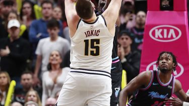 Jokic logra triple-doble y Nuggets ganan 103-99 al Heat