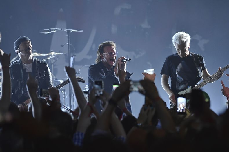 ARCHIVO - The Edge, de izquierda a derecha, Bono y Adam Clayton de U2 durante un concierto en el Apollo Theater el 11 de junio de 2018, en Nueva York. La banda comenzó su residencia UV Achtung Baby en el nuevo foro Sphere de Las Vegas el 29 de septiembre de 2023. (Foto Evan Agostini/Invision/AP, archivo)
