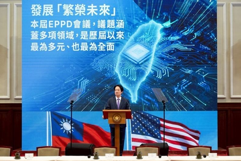 En esta imagen, distribuida por la Oficina Presidencial, el presidente de Taiwán, Lai Ching-te, durante una conferencia de prensa sobre la Asociación para la Prosperidad Económica Taiwán-EEUU, en Taipéi, Taiwán, el 3 de febrero de 2026. (Oficina Presidencial de Taiwán vía AP)