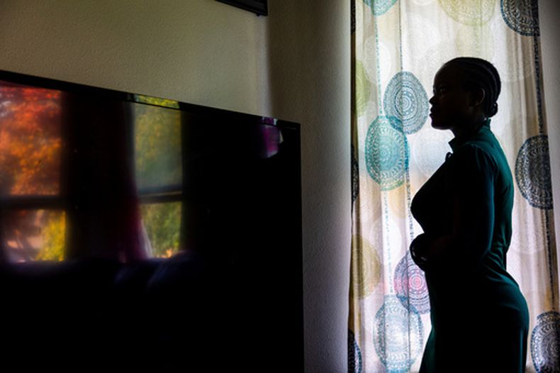ARCHIVO – Una refugiada congoleña, demandante en una querella federal por la medida tomada por el gobierno del presidente Donald Trump para cerrar el programa de refugiados, posa en su casa en Boise, Idaho, el 23 de junio de 2025. (AP Foto/Kyle Green, Archivo)
