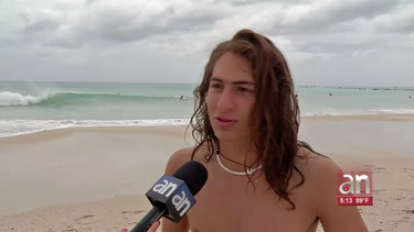 las fuertes olas atraen a surfistas a las playas de miami beach