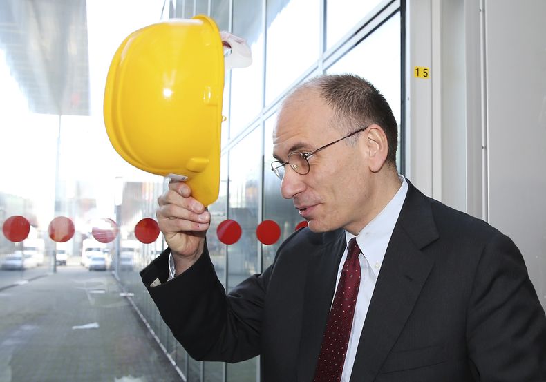 El primer ministro italiano Enrico Letta se pone un casco durante su visita a la feria de Turismo de Mil&aacute;n, en Italia, el martes 11 de febrero de 2014. Letta, del Partido Democr&aacute;tico, tiene dificultades para conservar el cargo y seg&uacute;n