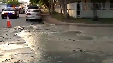 americateve | Esta mañana una tubería de agua se rompió en Miami Beach provocando un desorden vial y el disgusto de varios residentes del área que aún permanecen sin agua.