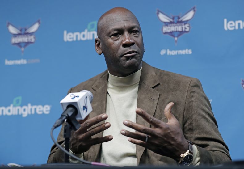 Michael Jordan, propietario de los Hornets de Charlotte, habla con la prensa durante una conferencia de prensa, el martes 12 de febrero de 2019, en Charlotte, Carolina del Norte. (AP Foto/Chuck Burton, Archivo)