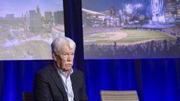 El presidente y CEO de los Reales de Kansas City John Sherman participa en una conferencia de prensa en el estadio Kauffman en Kansas City, Misuri, el martes 13 de febrero de 2024. (Travis Heying/The Wichita Eagle via AP)