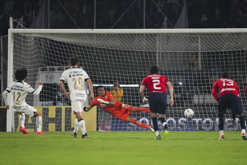 César Huerta, de Pumas, convierte un penal ante Chivas en la vuelta de los cuartos de final de la Liga MX, el domingo 3 de diciembre de 2023 (AP Foto/Marco Ugarte)