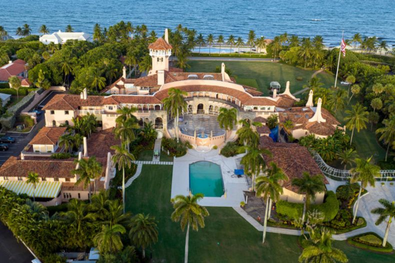 ARCHIVO - Vista aérea de la propiedad Mar-a-Lago del presidente Donald Trump, captada el 10 de agosto de 2022 en Palm Beach, Florida. (Foto AP/Steve Helber, archivo)