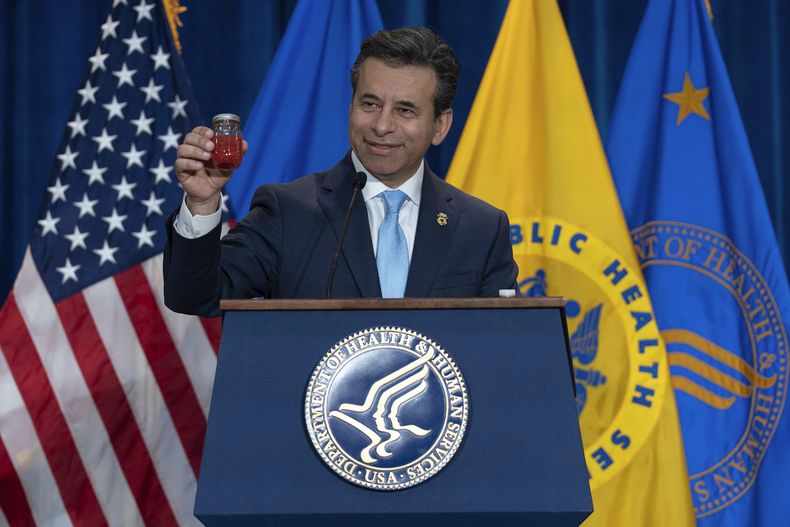Marty Makary, comisionado de la Administración de Alimentos y Medicamentos (FDA, por sus siglas en inglés), habla en una conferencia de prensa sobre la intención de abandonar paulatinamente el uso de tintes sintéticos a base de petróleo en el suministro de alimentos de Estados Unidos, en el auditorio del edificio Hubert Humphrey en Washington, el martes 22 de abril de 2025. (AP Foto/Jose Luis Magana)