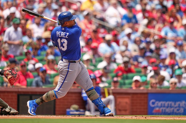 El venezolano Salvador Pérez de los Reales de Kansas City batea un elevado de sacrificio para que anotara su compatriota Maikel García en la primera entrada ante los Cardenales de San Luis el domingo 17 de mayo del 2026. (AP Foto/Jeff Roberson)