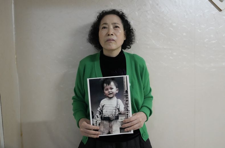 ARCHIVO - Choi Young-ja sostiene una foto de su hijo, que desapareció en 1975 en su habitación de motel en Seúl, Corea del Sur, el 5 de marzo de 2024. (AP Foto/Ahn Young-joon, Archivo)