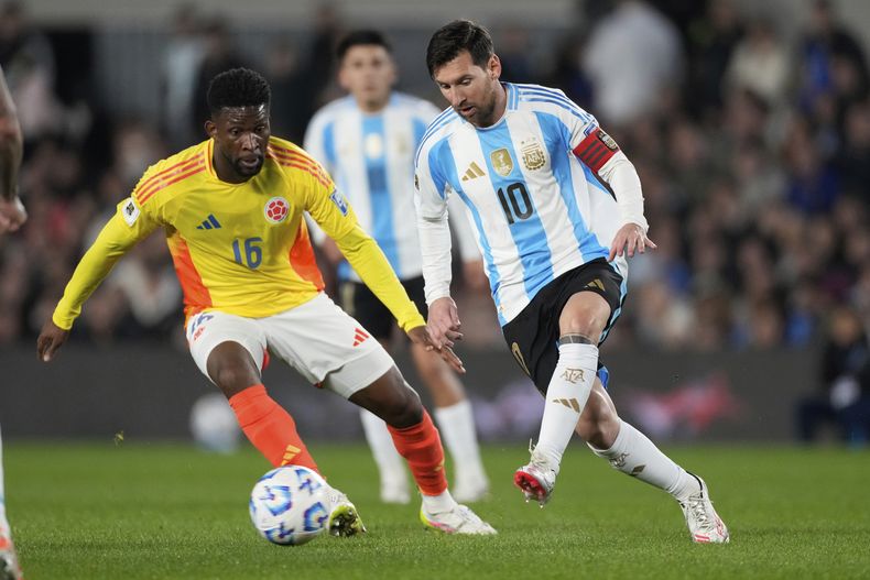 Lionel Messi, de la selección argentina, conduce el balón frente a Jefferson Lerma de Colombia, en un partido de la eliminatoria mundialista, disputado el martes 10 de junio de 2025 (AP Foto/Gustavo Garello)