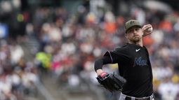 Braxton Garrett, de los Marlins de Miami, lanza frente a los Gigantes de San Francisco en el juego del sábado 20 de mayo de 2023 (AP Foto/Godofredo A. Vásquez)