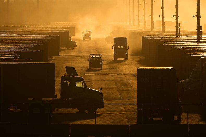 Camiones y contenedores en la terminal BNSF de Edgerton, Kansas, el 3 de enero de 2024. (Foto AP/Charlie Riedel)