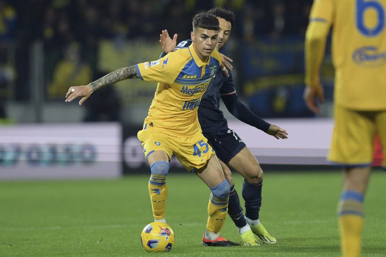 Felipe Anderson de la Lazio pelea por el balón con Enzo Barrenechea del Frosinone en el encuentro de la Serie A en el Estadio Benito Stripe el sábado 16 de marzo del 2024. (Alfredo Falcone/LaPresse via AP)