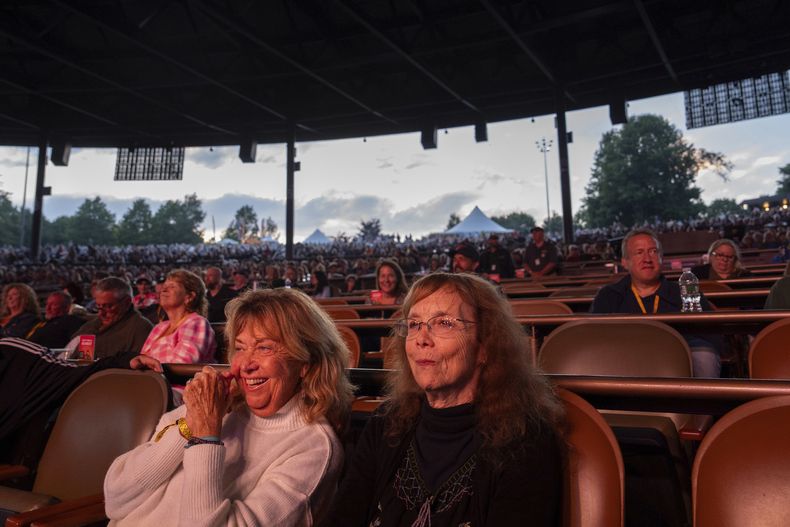 Beverly Cookie Grant, izquierda, y Ellen Shelburne ven a George Thorogood & The Destroyers actuar en el Centro para las Artes Bethel Woods, sede de la Feria de Arte y Música de Woodstock, el viernes 14 de junio de 2024 en Bethel, Nueva York. (Foto AP/Julia Nikhinson)