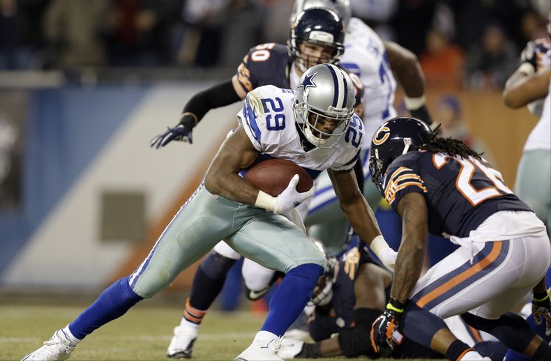 DeMarco Murray, corredor de los Cowboys de Dallas, corre hacia la zona de anotaci&oacute;n durante la primera mitad del partido contra los Bears de Chicago, el jueves 4 de diciembre de 2014 (AP Foto/Nam Y. Huh)