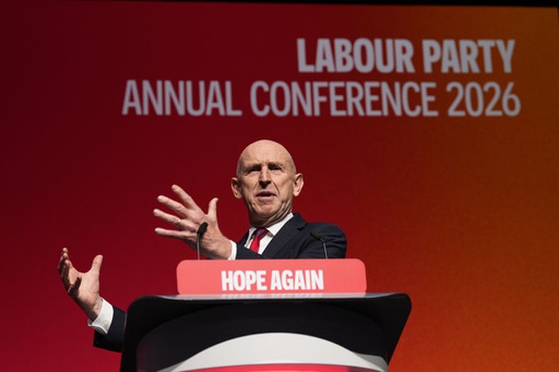 El canciller de Hacienda de Reino Unido, John Healey, habla durante la Conferencia del Partido Laborista en Liverpool, Inglaterra, el lunes 28 de septiembre de 2026. (Peter Byrne/PA vía AP)
