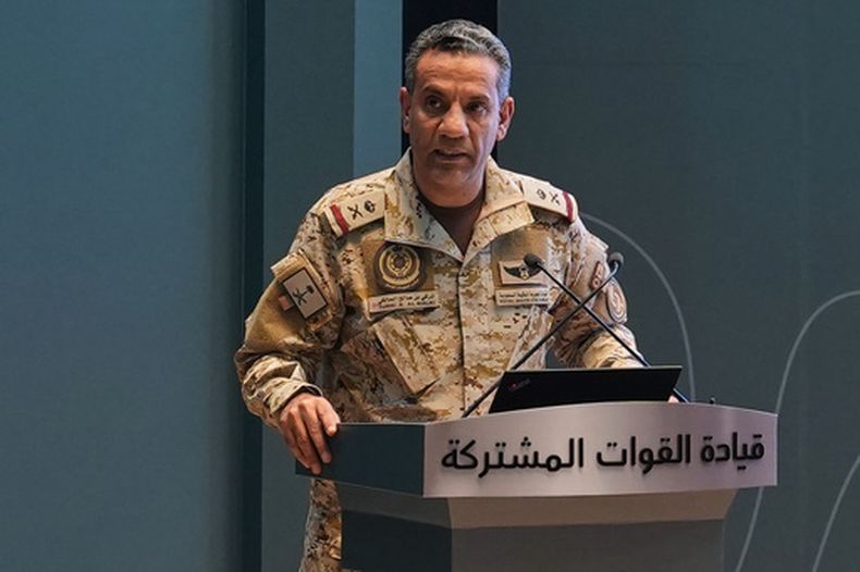 El mayor general Turki al-Maliki, vocero de la coalición liderada por Arabia Saudí, habla durante una conferencia de prensa en Riad, Arabia Saudí, el jueves 15 de octubre de 2026. (AP Foto/Baraa Anwer)