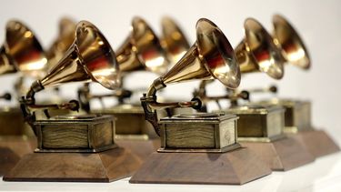 ARCHIVO - Premios Grammy se exhiben en el Museo Grammy Experience en el Prudential Center en Newark, Nueva Jersey, el 10 de octubre de 2017. (Foto AP/Julio Cortez, archivo)