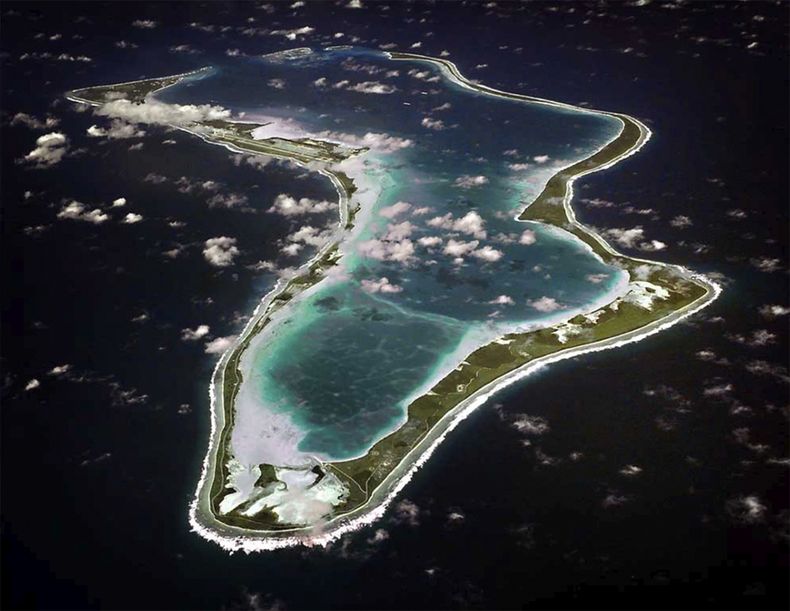 ARCHIVO - Esta imagen publicada por la Marina de Estados Unidos muestra una vista aérea de Diego Garcia. (Armada de EEUU via AP, Archivo)