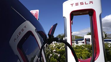 ARCHIVO - Un vehículo Tesla conectado a una estación de carga en Westlake, California, el 10 de mayo de 2023. (AP Foto/Mark J. Terrill, Archivo)