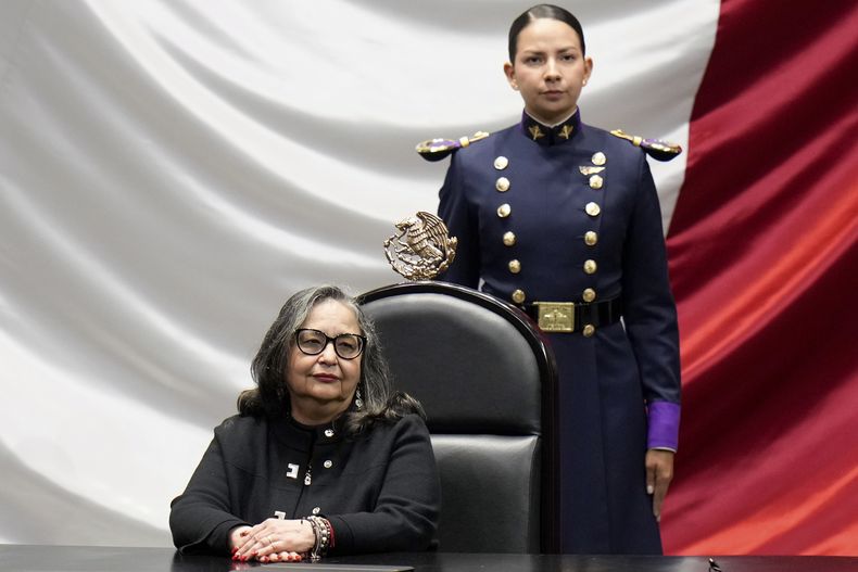 La presidenta de la Suprema Corte, Norma Piña, asiste a la ceremonia de toma de posesión de Claudia Sheinbaum como primera presidenta de México en el Congreso en Ciudad de México, el martes 1 de octubre de 2024. Piña y otros cinco ministros del alto tribunal presentaron el miércoles 30 de octubre de 2024 sus renuncias, en cumplimiento de la controversial reforma judicial que los obliga a dejar sus cargos si no van a competir en las elecciones judiciales. (AP Foto/Eduardo Verdugo)