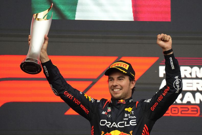 Sergio Pérez de Red Bull celebra en el podio su victoria en el Gran Premio de Azerbaiyáne, el domingo 30 de abril de 2023, en Bakú. (AP Foto/Sergei Grits)
