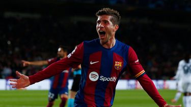 ARCHIVO - Sergi Roberto, del Barcelona, celebra el tercer gol de su equipo, anotado por Robert Lewandowski, del Barcelona, durante el partido de vuelta de los octavos de final de la Liga de Campeones entre el FC Barcelona y el SSC Napoli en el Estadio Olímpico de Barcelona, España, el 12 de marzo de 2024. (Foto AP/Joan Monfort, Archivo)