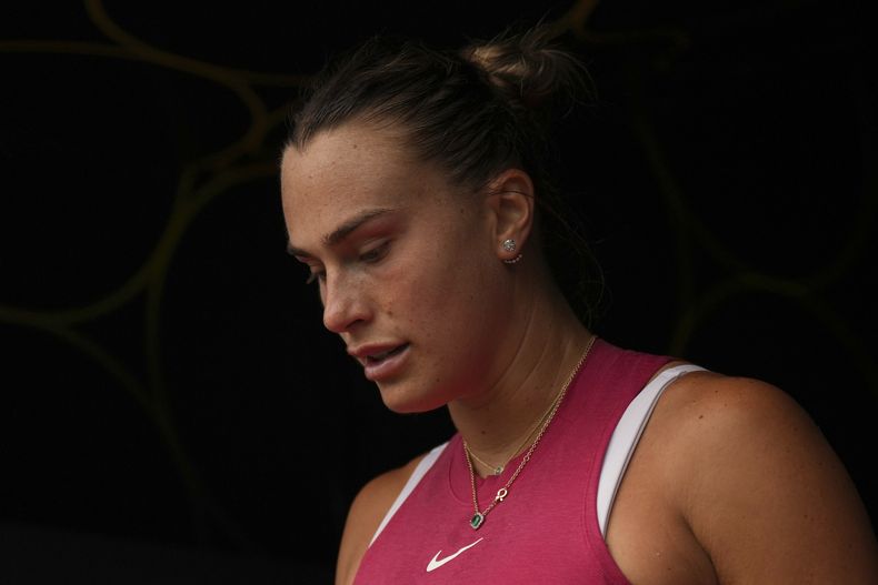 Aryna Sabalenka, de Bielorrusia regresa a la cancha luego de una breve pausa durante su derrota ante Amanda Anisimova, de los Estados Unidos, en el Abierto de National Bank, en Toronto, el sábado 10 de agosto de 2024. (Chris Young/The Canadian Press via AP)